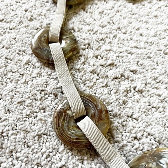 Natural Horn? Disc Round Toggle Closure Womens Belt S/M Tan Stretch Vintage - Picture 3 of 6